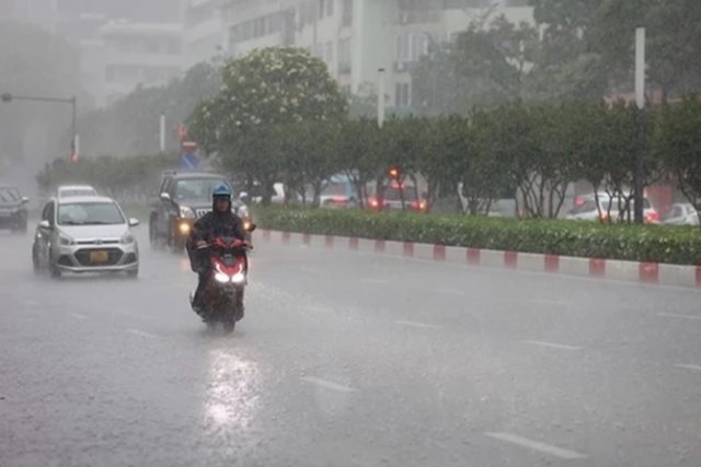 Miền Bắc nhiều mây, mưa dông mạnh vào chiều tối